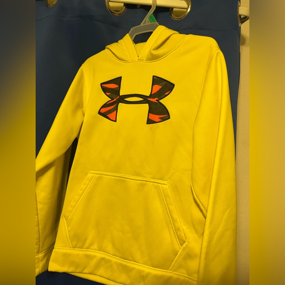 Under armor kids sweater size M